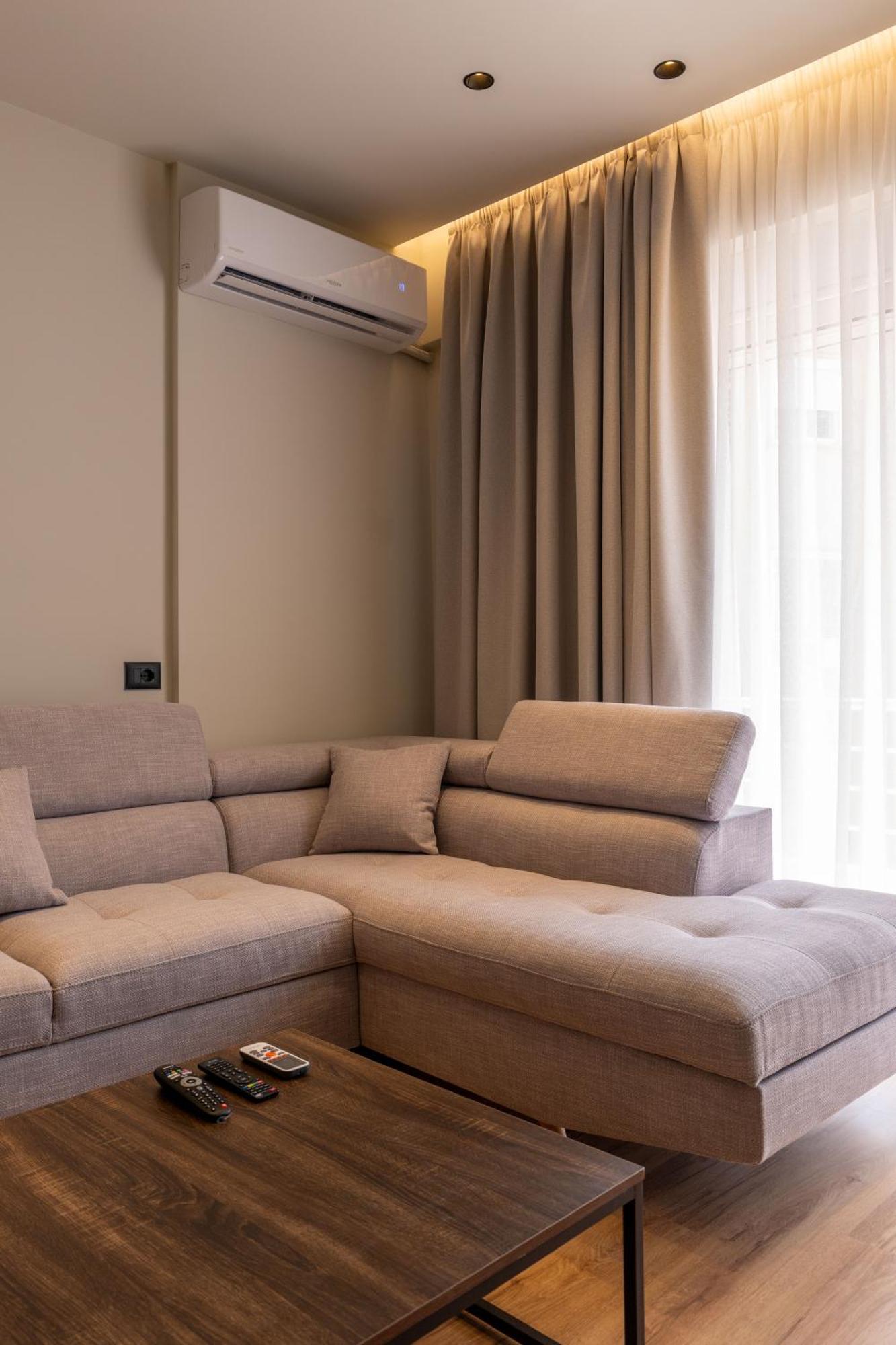 Meri's 13 * Sarandë